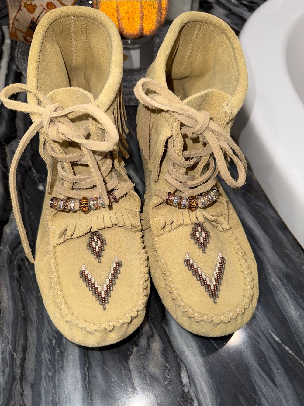 New Manitoba Mukluks fringe Suede custom beads Lace-Up Moccasin in Tan w11/m9